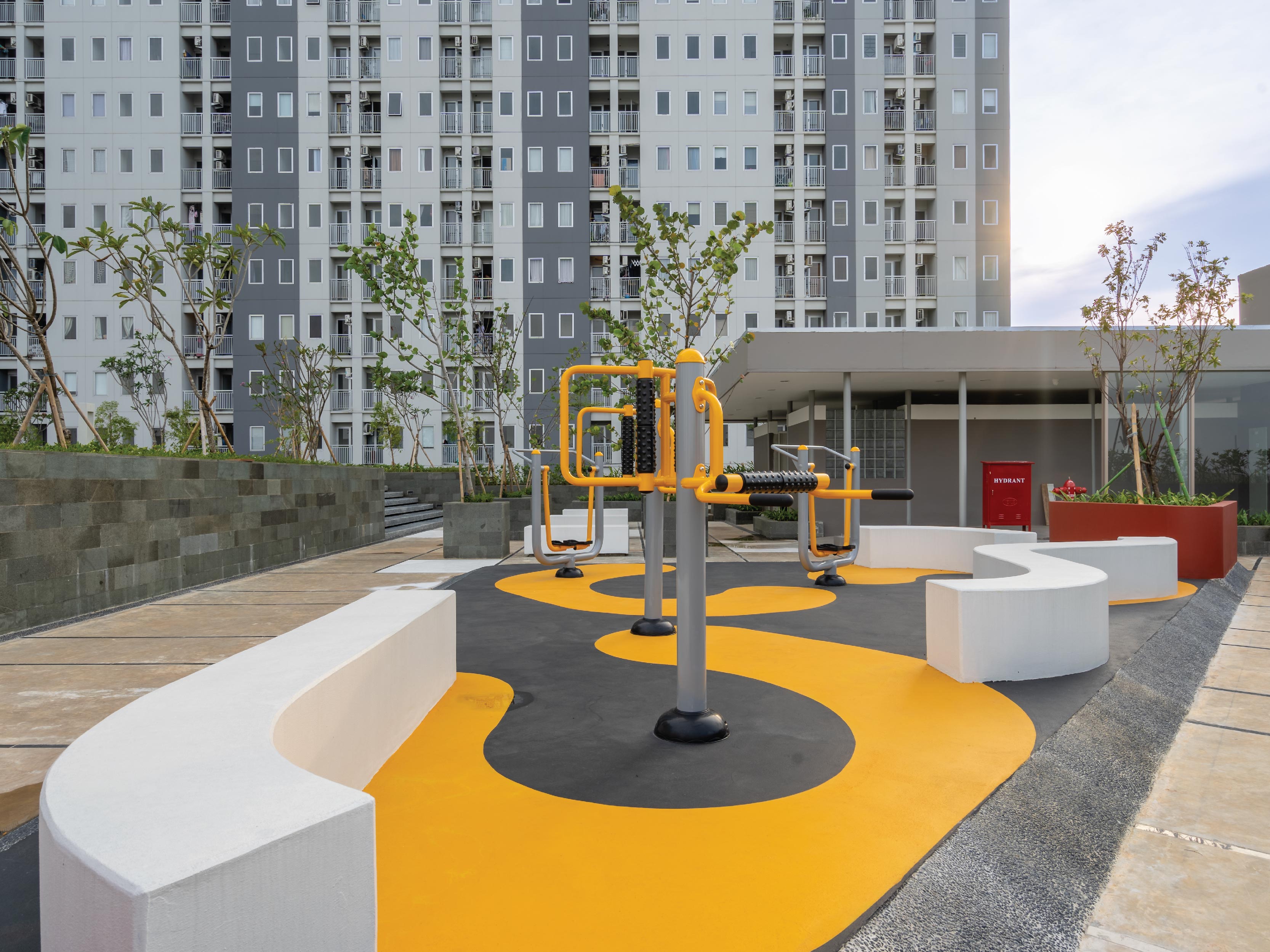 Outdoor gym yang dapat digunakan kapan saja oleh penghuni
